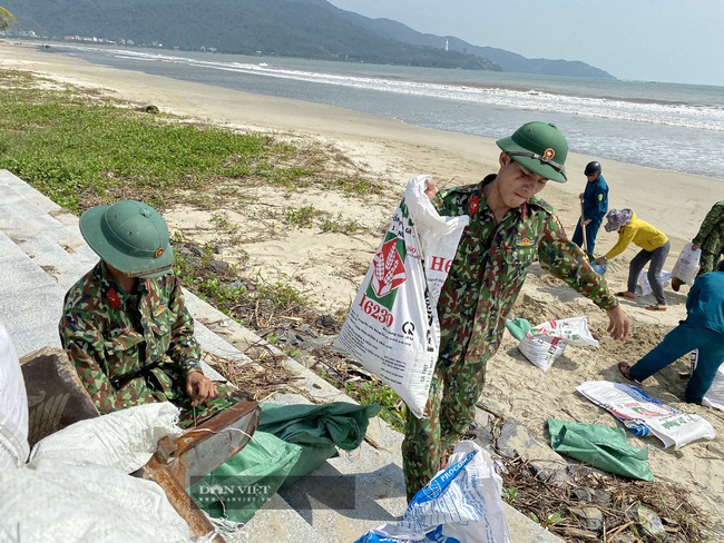 Trời nắng chang chang, ngư dân Đà Nẵng hối hả đưa tàu thuyền &quot;phi như bay&quot; trên phố - Ảnh 7.