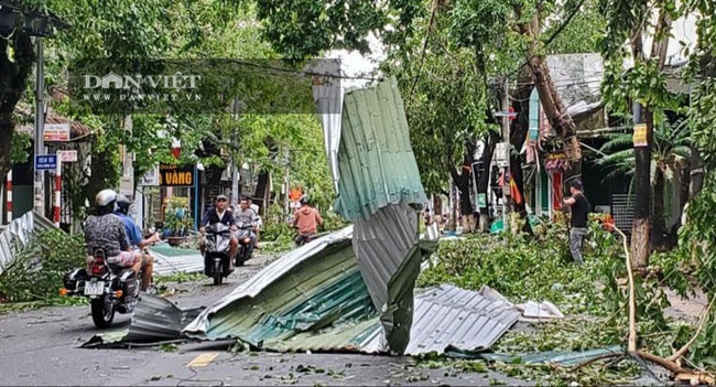 TRỰC TIẾP bão số 9 - Molave: Cây đổ ngổn ngang, nhiều mái nhà dân bị gió cuốn bay ở Quảng Ngãi - Ảnh 1.