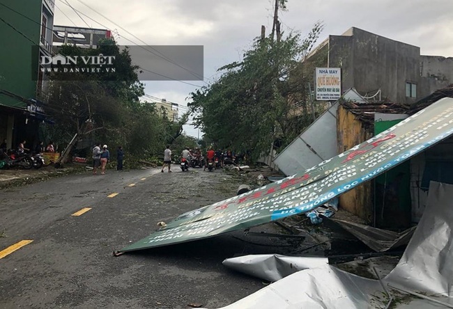TRỰC TIẾP bão số 9 - Molave: Cây đổ ngổn ngang, nhiều mái nhà dân bị gió cuốn bay ở Quảng Ngãi - Ảnh 2.
