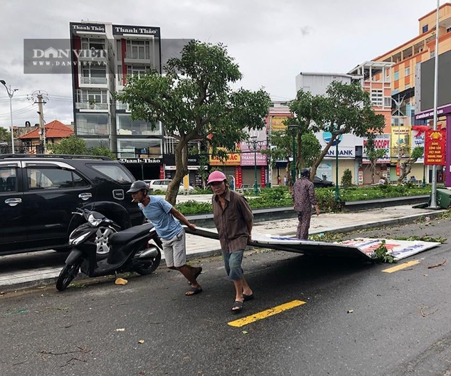 TRỰC TIẾP bão số 9 - Molave: Cây đổ ngổn ngang, nhiều mái nhà dân bị gió cuốn bay ở Quảng Ngãi - Ảnh 5.