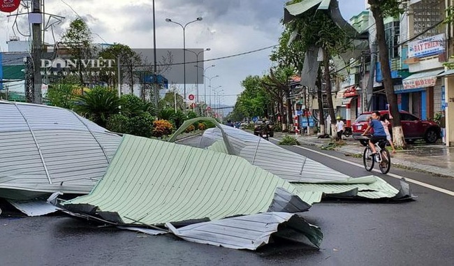TRỰC TIẾP bão số 9 - Molave: Cây đổ ngổn ngang, nhiều mái nhà dân bị gió cuốn bay ở Quảng Ngãi - Ảnh 6.
