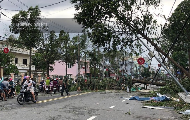 TRỰC TIẾP bão số 9 - Molave: Cây đổ ngổn ngang, nhiều mái nhà dân bị gió cuốn bay ở Quảng Ngãi - Ảnh 7.