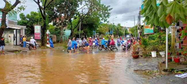 Quảng Ngãi: Một thị trấn chìm trong biển nước sau bão số 9 - Ảnh 1.