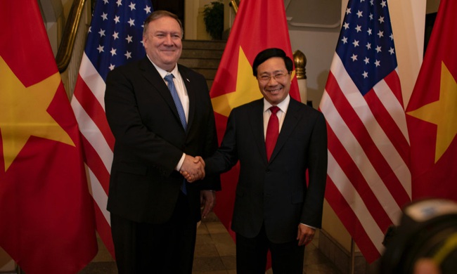 Ngoại trưởng Mỹ Mike Pompeo bất ngờ thăm Việt Nam - Ảnh 1.