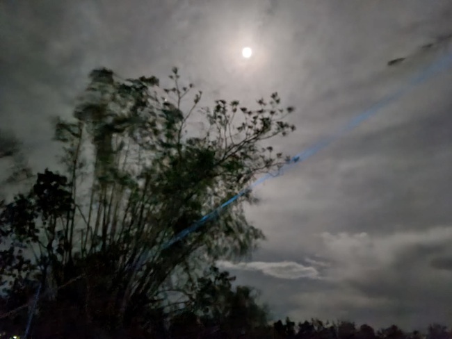 Quảng Nam xuất hiện trăng sáng sau bão số 9 - Ảnh 1.