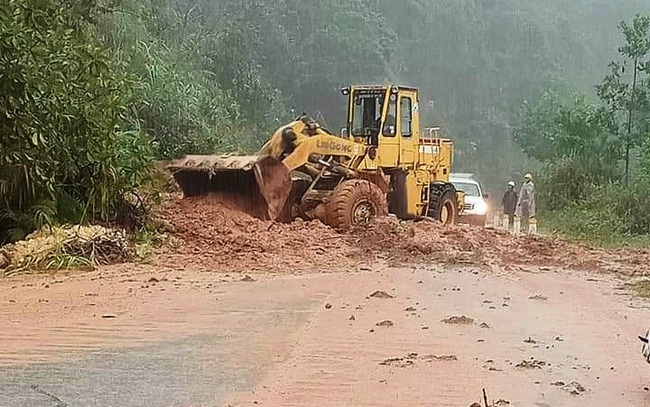 Sạt lở 17 điểm trên đèo Lò Xo, giao thông ùn tắc - Ảnh 1.