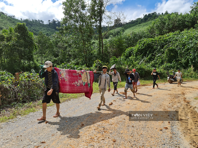 Sạt lở vùi lấp hơn 50 người ở Quảng Nam: Tìm đường chuyển 5 người bị thương đi cấp cứu - Ảnh 5.