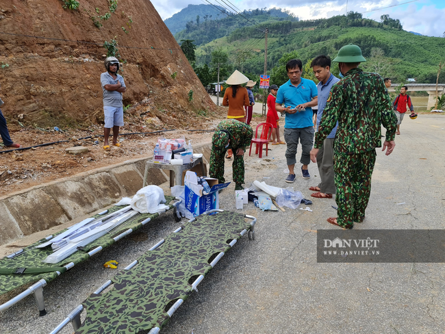 Sạt lở vùi lấp hơn 50 người ở Quảng Nam: Tìm đường chuyển 5 người bị thương đi cấp cứu - Ảnh 6.