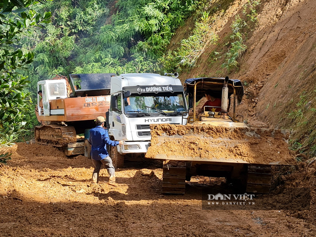 Nạn nhân bị thương tìm thấy trong vụ sạt lở vùi lấp hơn 50 người ở Quảng Nam được đưa đi cấp cứu - Ảnh 7.