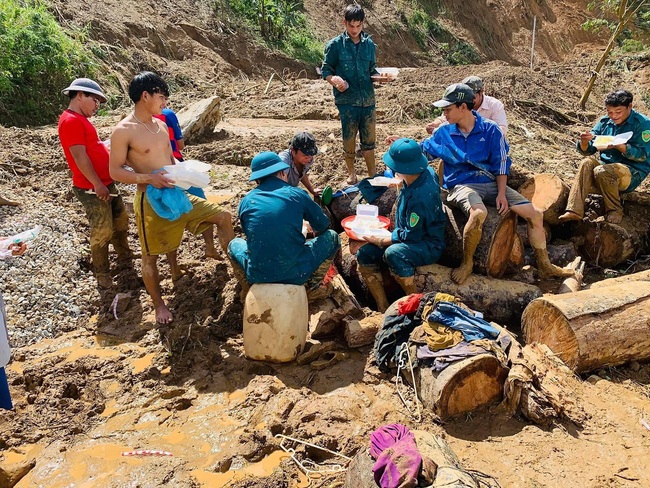 Gian nan đường vào khu vực lở núi khiến 5 người tử vong 8 người mất tích ở Phước Sơn  - Ảnh 6.