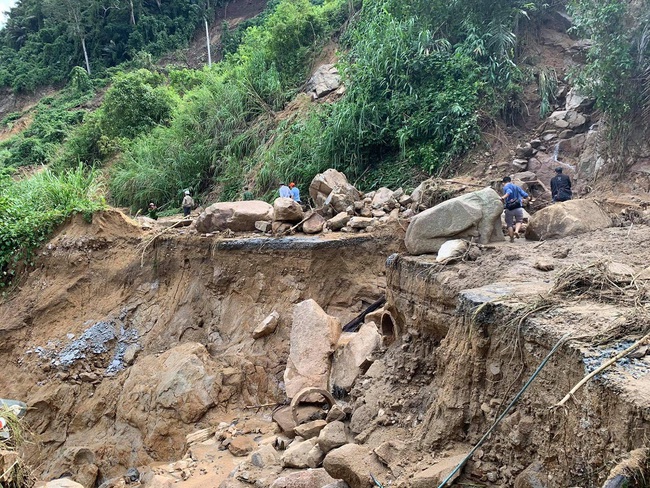 Gian nan đường vào khu vực lở núi khiến 5 người tử vong 8 người mất tích ở Phước Sơn  - Ảnh 2.
