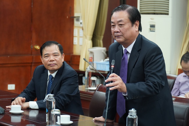Thủ tướng trao quyết định bổ nhiệm ông Lê Minh Hoan giữ chức Thứ trưởng Bộ NNPTNT - Ảnh 2.