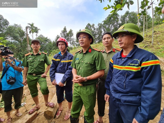 Chùm ảnh: Lực lượng chức năng đào xới đất tìm các nạn nhân còn mất tích - Ảnh 1.