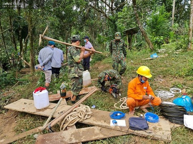 Chùm ảnh: Lực lượng chức năng đào xới đất tìm các nạn nhân còn mất tích - Ảnh 4.