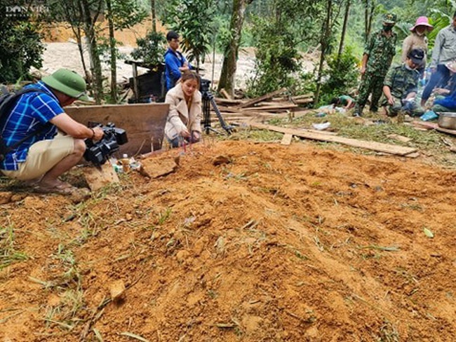 Chùm ảnh: Lực lượng chức năng đào xới đất tìm các nạn nhân còn mất tích - Ảnh 11.