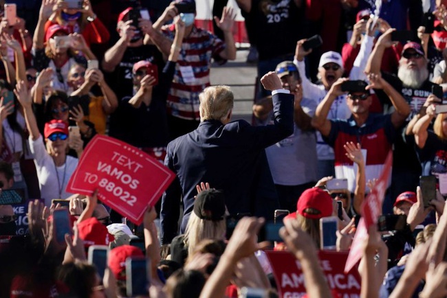 Bầu cử Mỹ: Trump điên cuồng chạy đua với thời gian, Biden thỏa sức &quot;đánh chiếm&quot; các &quot;căn cứ đỏ&quot; - Ảnh 3.