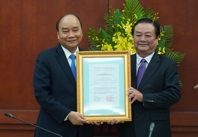 Thủ tướng trao quyết định bổ nhiệm ông Lê Minh Hoan giữ chức Thứ trưởng Bộ NNPTNT - Ảnh 1.