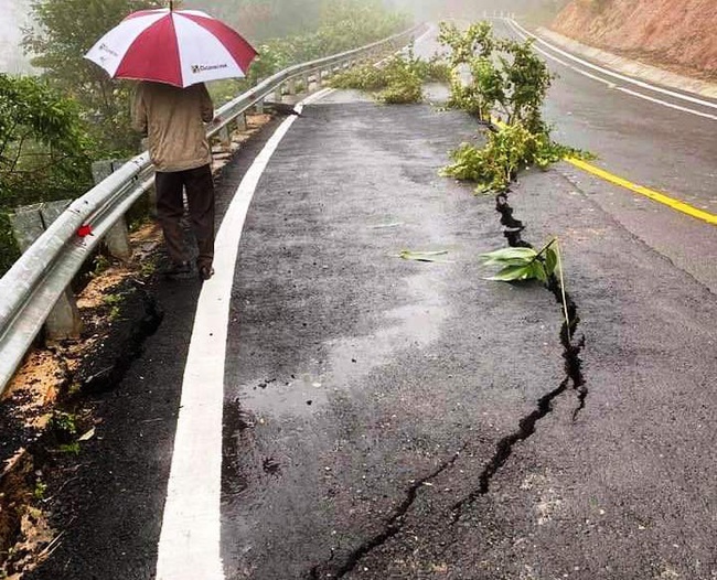 Bắc Tây Nguyên: Cầu trôi, đường sụt lún thiệt hại hàng trăm tỷ đồng - Ảnh 1.