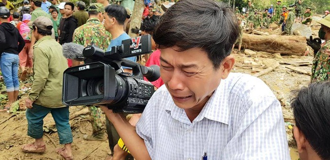 Xót xa hình ảnh phóng viên bật khóc khi thi thể một cháu bé được đưa lên từ bùn đất ở Trà Leng - Ảnh 1.
