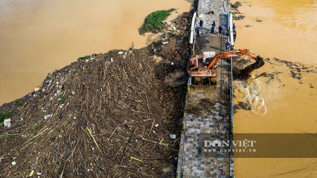 Hội An khắc phục hậu bão số 9, giàn hoa giấy nổi tiếng tại đây cũng đổ sập - Ảnh 3.