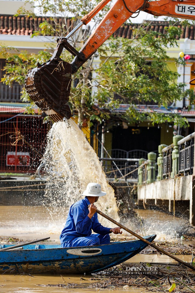 Hội An khắc phục hậu bão số 9, giàn hoa giấy nổi tiếng tại đây cũng đổ sập - Ảnh 10.