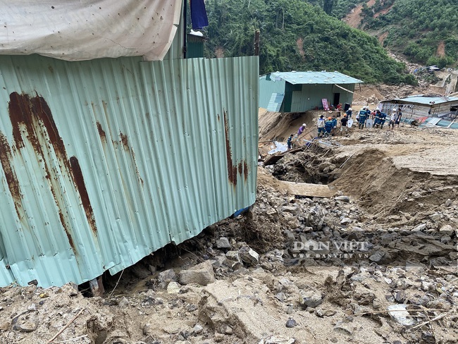 Thời tiết bất lợi, tạm dừng tìm kiếm các nạn nhân vụ lở núi ở Phước Sơn, Quảng Nam - Ảnh 1.