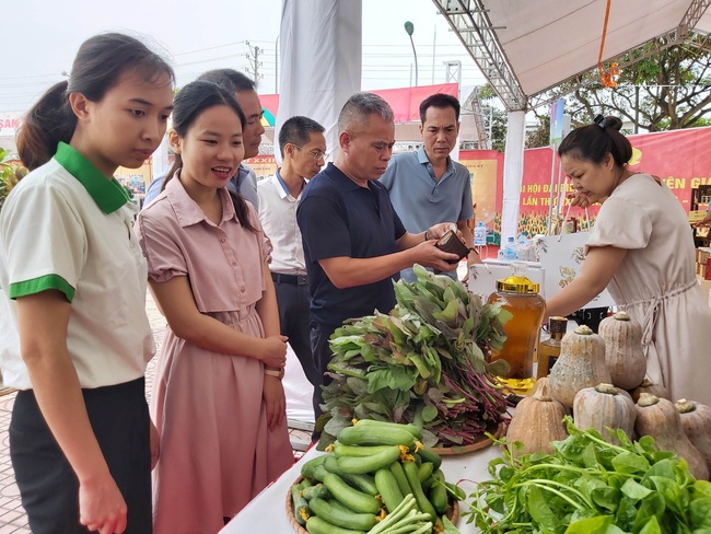 Đưa sản phẩm OCOP quảng bá trên phố đi bộ - Ảnh 1.