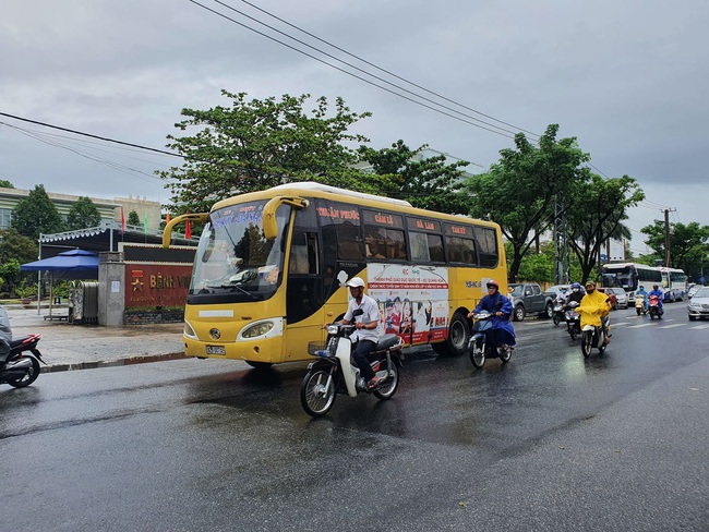 Xe buýt liền kề Quảng Nam - Đà Nẵng &quot;tung hoành&quot;  bất chấp lệnh cấm - Ảnh 1.