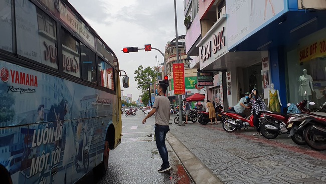 Xe buýt liền kề Quảng Nam - Đà Nẵng &quot;tung hoành&quot;  bất chấp lệnh cấm - Ảnh 2.