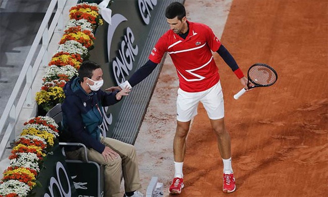 Djokovic tiến đến xin lỗi vị trọng tài biên