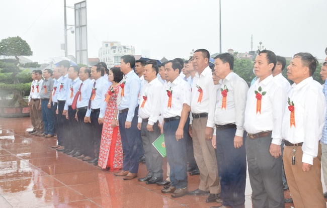 Nghệ An: 130 Nông dân sản xuất kinh doanh giỏi dâng hoa, dâng hương tưởng niệm Chủ tịch Hồ Chí Minh   - Ảnh 1.