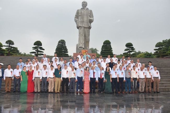 Nghệ An: 130 Nông dân sản xuất kinh doanh giỏi dâng hoa, dâng hương tưởng niệm Chủ tịch Hồ Chí Minh   - Ảnh 2.