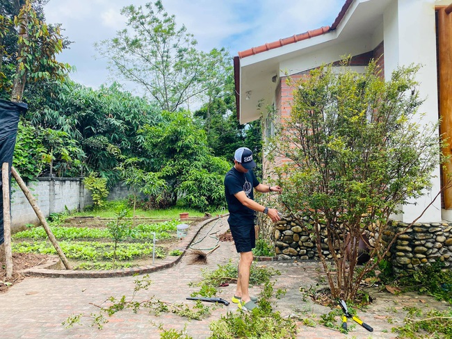 Hồng Diễm rạng rỡ sải bước tại bối cảnh phim mới, Hồng Đăng lại mải mê chăm sóc món quà quý - Ảnh 1.