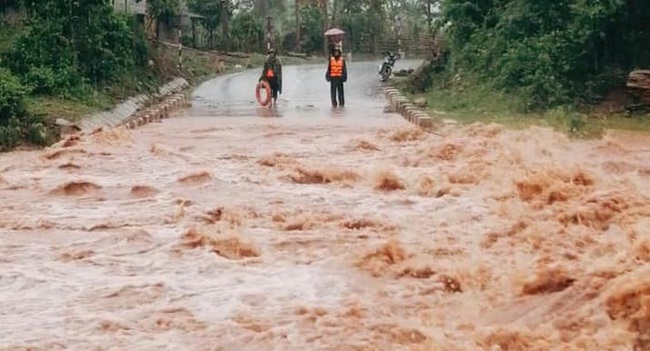 Quảng Trị: Mưa lớn, 2 người mất tích, lên phương án di dời hơn 300 người dân - Ảnh 1.