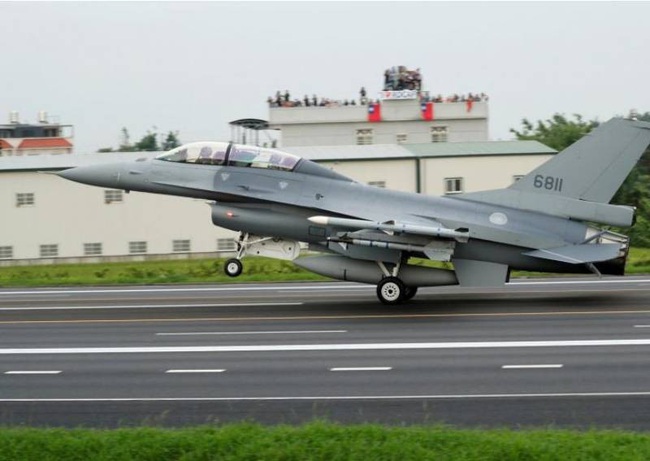 Quân đội Đài Loan thừa nhận gặp áp lực lớn vì máy bay quân sự Trung Quốc - Ảnh 1.