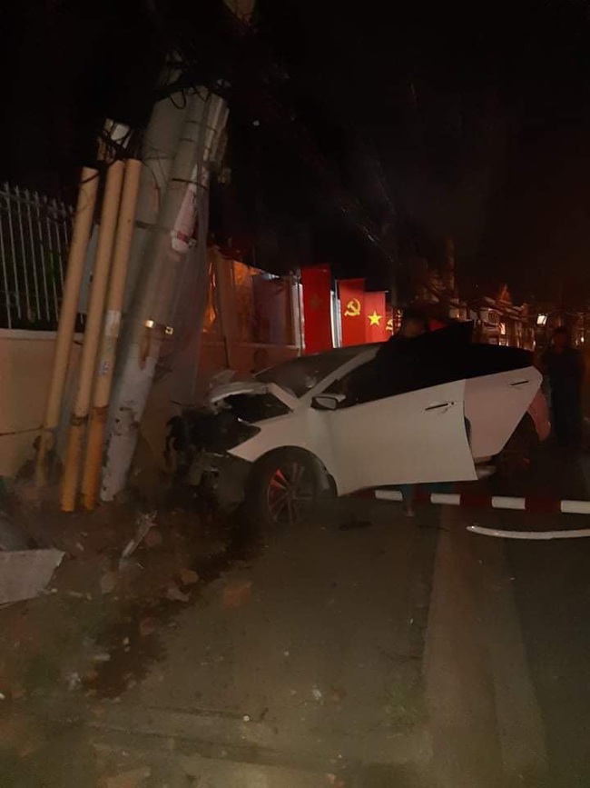 TPHCM: Nhóm trộm bị truy đuổi lái xe ô tô tông gãy cột điện - Ảnh 1.