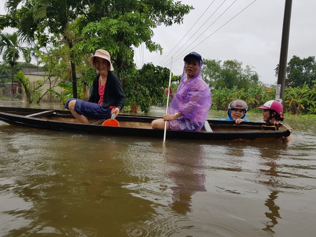 ẢNH: Ngập úng, người dân di chuyển bằng ghe tại Đà Nẵng - Ảnh 5.