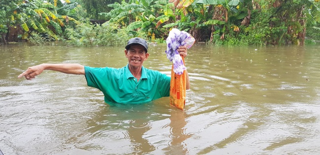 ẢNH: Ngập úng, người dân di chuyển bằng ghe tại Đà Nẵng - Ảnh 7.