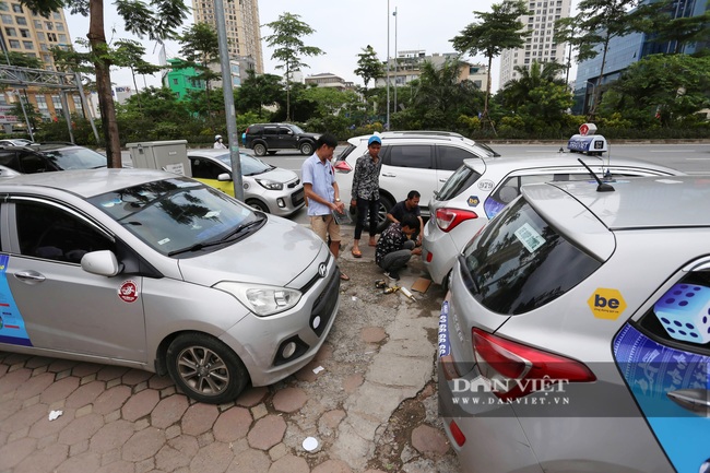 Hàng loạt xe taxi, grab... đi đổi biển số từ nền trắng sang vàng - Ảnh 6.