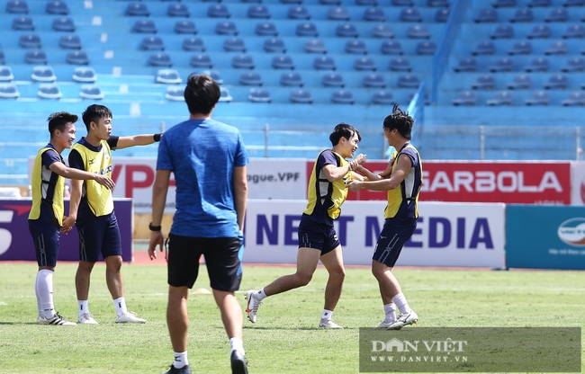 Tuấn Anh, Văn Toàn cà khịa nhau trong buổi tập trên sân Hàng Đẫy - Ảnh 1.