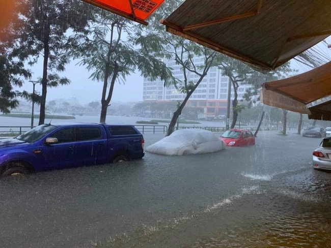 Đà Nẵng cho học sinh nghỉ học khẩn cấp vì mưa lớn - Ảnh 1.