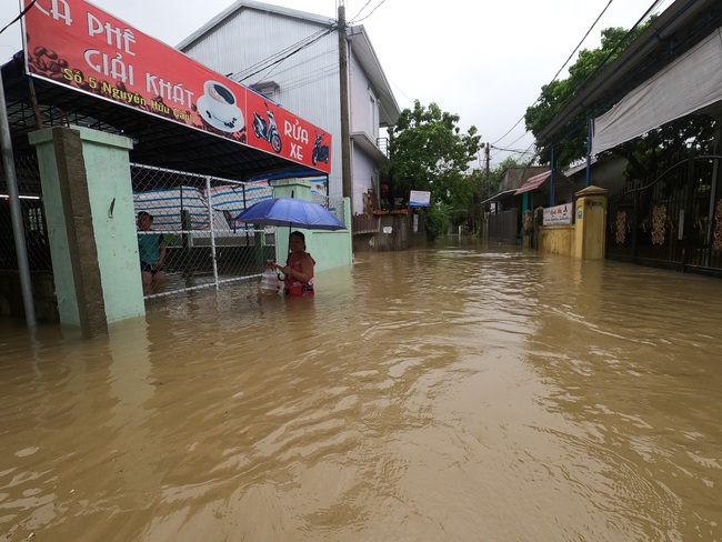 TT-Huế: 1.000 nhà dân bị ngập, 1 người mất tích do mưa lũ  - Ảnh 2.