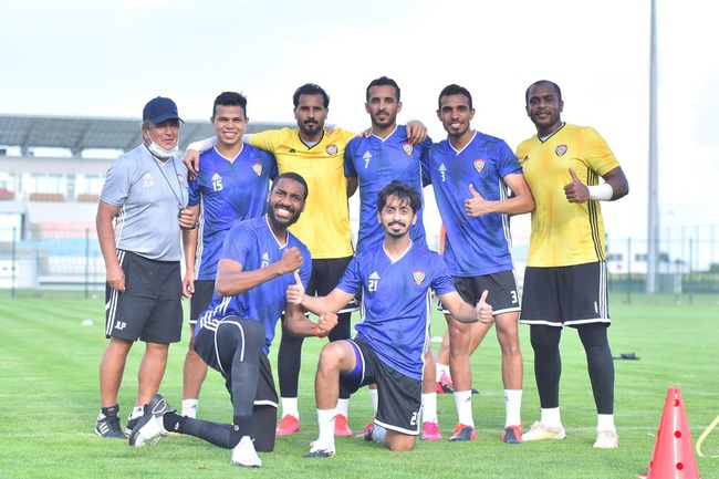 Luis Pinto và các cầu thủ UAE