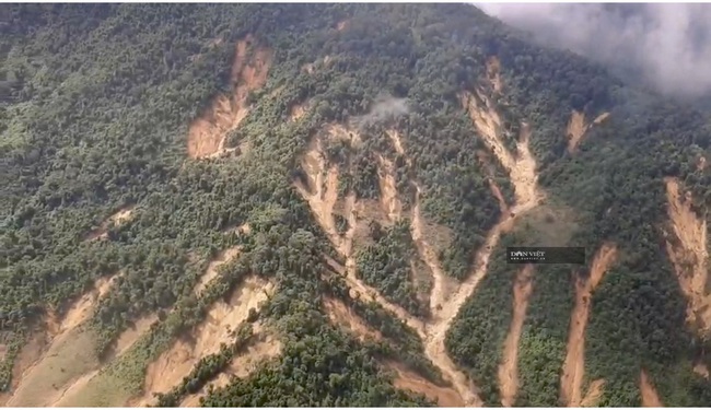 Phước Sơn nhìn từ trực thăng Mi17 sau 5 ngày bị cô lập vì sạt lở núi làm 5 người chết, 8 người mất tích - Ảnh 4.