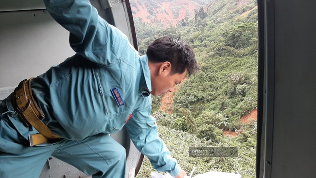 Phước Sơn nhìn từ trực thăng Mi17 sau 5 ngày bị cô lập vì sạt lở núi làm 5 người chết, 8 người mất tích - Ảnh 5.