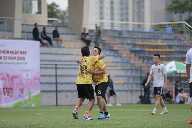Khép lại giải bóng đá NTNN/Dân Việt lần thứ 12: Cái bắt tay và lời hẹn 2021 - Ảnh 10.