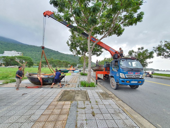 Đà Nẵng sẵn sàng sơ tán dân đến nơi an toàn để ứng phó bão số 13 - Ảnh 1.