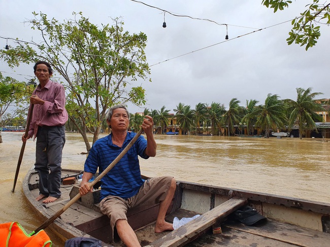 Người dân Hội An chạy lũ: &quot;Chưa có năm nào như năm này&quot; - Ảnh 6.