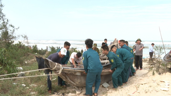 TT-Huế: Công an giám sát thủy điện vi phạm 24/24 giờ, bờ biển sạt lở uy hiếp hàng chục hộ dân - Ảnh 1.