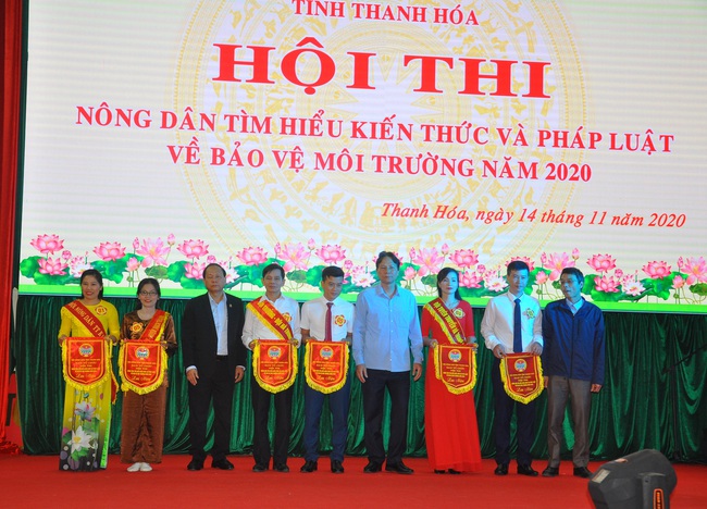 Nông dân Thanh Hóa cùng nhau tìm hiểu kiến thức và pháp luật về bảo vệ môi trường  - Ảnh 2.